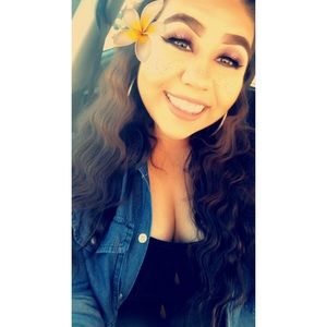 Meet your Posher, Larissa